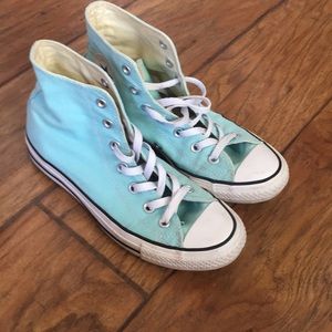 Size 8 light blue converse